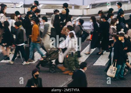 Menschenmassen überqueren die Straße an Shibuyas Streifzug Stockfoto