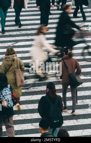 Menschenmassen überqueren die Straße an Shibuyas Streifzug Stockfoto