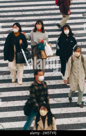 Menschenmassen überqueren die Straße an Shibuyas Streifzug Stockfoto