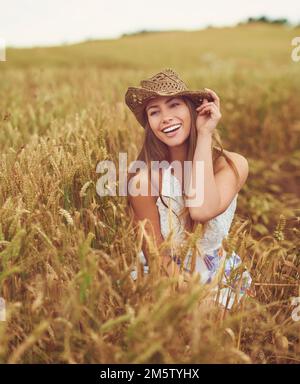 Manchmal ist das alles, was man braucht. Eine junge Frau auf einem Weizenfeld. Stockfoto
