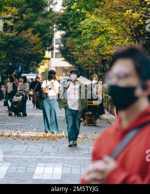 Menschenmassen auf den Straßen in Shinjuku Stockfoto