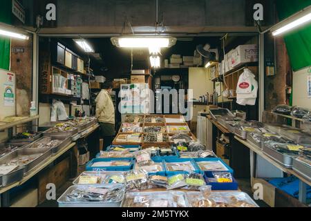 Blick auf eine Einkaufspassage auf dem Tsukiji-Markt Stockfoto