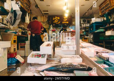 Blick auf ein Fischgeschäft auf dem Tsukiji-Markt Stockfoto