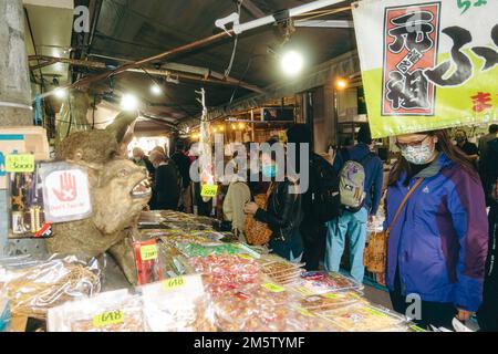 Kunden, die in einem Geschäft auf dem Tsukiji-Markt stöbern Stockfoto