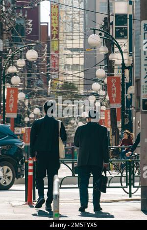 Menschenmassen auf den Straßen im Zentrum von Tokio Stockfoto