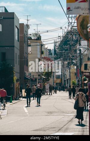 Eine Menge Leute in Yanaka Ginza Shitamachi Stockfoto