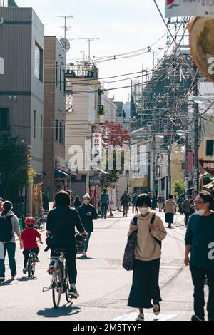 Eine Menge Leute in Yanaka Ginza Shitamachi Stockfoto