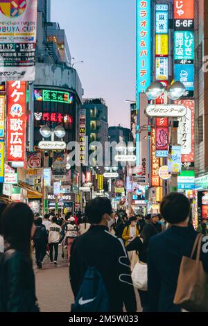 Eine Menschenmenge in den Straßen von Shibuya bei Nacht Stockfoto