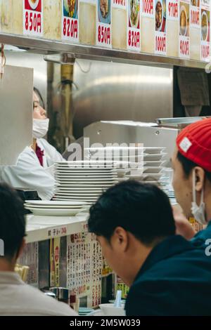 Gäste essen in einem typisch japanischen Restaurant Stockfoto