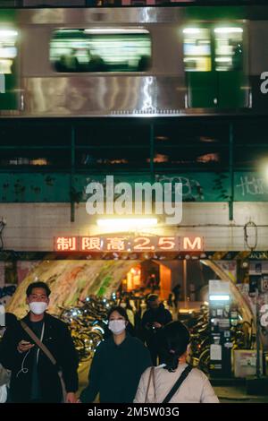 Der Zug fährt über einem Fußgängertunnel in Shibuya Stockfoto