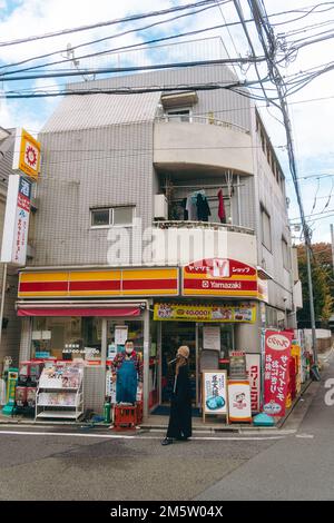 Ein 24-Stunden-Geschäft im Stadtzentrum von Tokio Stockfoto