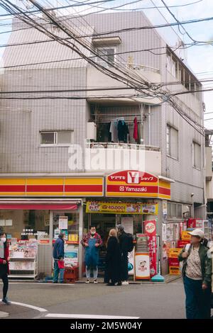 Ein 24-Stunden-Geschäft im Stadtzentrum von Tokio Stockfoto