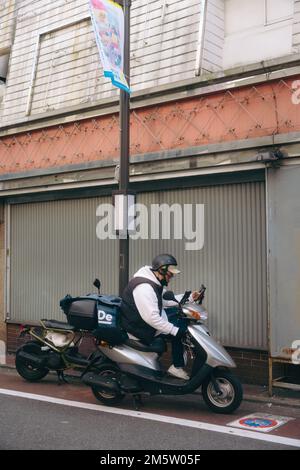 Lieferarbeiter in der Innenstadt von Tokio Stockfoto