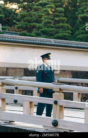 Sicherheitsbeamter steht am Eingang des Chiyoda-Gartens im Dienst Stockfoto