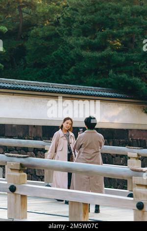 Japanische Touristen fotografieren vor den Toren des Tokyo Imperial Garden Stockfoto