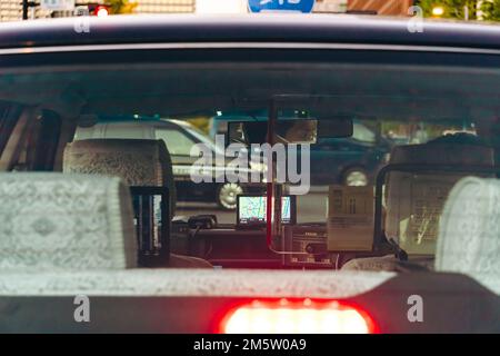 Blick auf den Taxifahrer vom Heckfenster Stockfoto