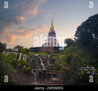 Der berühmte Nationalpark Doi Inthanon. Blick auf die Pagode am Inthanon-Berg bei einem wunderschönen Sonnenuntergang. Chiang Mai, Thailand Stockfoto