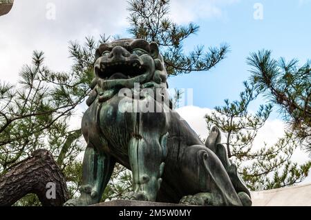 Miyajima, Japan, 31. Dezember 2019. Nahaufnahme einer Statue im berühmten Miyajima-Tempelkomplex in der Nähe von Hirsoshima. Stockfoto