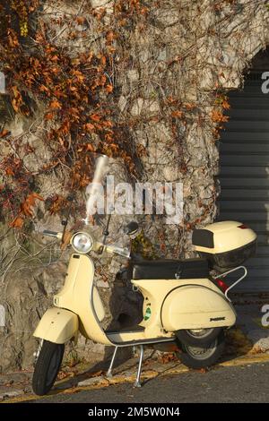Parkplatz für Vespa-Roller, Italien Stockfoto