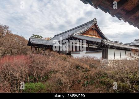 Kyoto, Japan - 29. Dezember 2019. Außenansicht des Senqukukan Canyon und der Tsutenkyo-Brücke in Kyoto Stockfoto