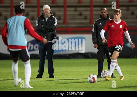 Crawley Town Co, Eigentümer Preston Johnson (2. l) und Interimsmanager Darren Byfield sehen sich das Aufwärmen vor dem EFL League Two Match zwischen Stevenage und Crawley Town im Lamex Stadium an. 30. Dezember 2022 Stockfoto