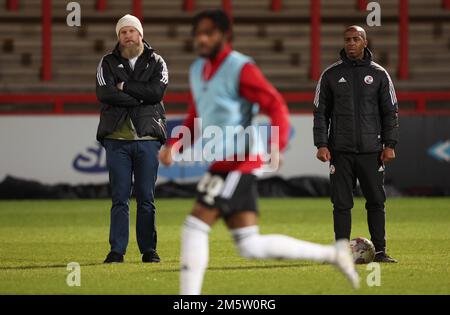 Crawley Town Co-Eigentümer Preston Johnson ( L) und Interimsmanager Darren Byfield sehen sich das Aufwärmen vor dem EFL League Two Match zwischen Stevenage und Crawley Town im Lamex Stadium an. 30. Dezember 2022 Stockfoto