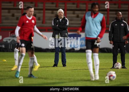 Crawley Town Co, Eigentümer Preston Johnson (2. l) und Interimsmanager Darren Byfield sehen sich das Aufwärmen vor dem EFL League Two Match zwischen Stevenage und Crawley Town im Lamex Stadium an. 30. Dezember 2022 Stockfoto