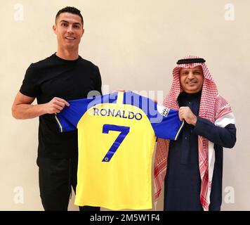 Riad, Saudi-Arabien. 30. Dezember 2022. Der portugiesische Fußballstar Cristiano Ronaldo posiert am 30. Dezember 2022 in Riad, Königreich Saudi-Arabien, zusammen mit dem Präsidenten des Fußballklubs AlNassr, Mossali Al-Muammar, beim Unterschreiben zum Spielen im saudischen Verein. Foto: AlNassr Club via Balkis Press/ABACAPRESS.COM Kredit: Abaca Press/Alamy Live News Stockfoto
