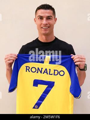 Riad, Saudi-Arabien. 30. Dezember 2022. Der portugiesische Fußballstar Cristiano Ronaldo posiert mit seinem New Jersey vom AlNassr Football Club, während er am 30. Dezember 2022 in Riad, Königreich Saudi-Arabien, unterschreibt, um im saudischen Club zu spielen. Foto: AlNassr Club via Balkis Press/ABACAPRESS.COM Kredit: Abaca Press/Alamy Live News Stockfoto