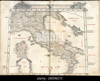 Sexta Europae tabula. Karte von Italien und Sizilien. Freischnitt abgebildet. Enthält Namen von Orten und natürliche Merkmale. Am Rand: Klima- und Längennoten. Erscheint in der Geographia des Autors, bearbeitet von Bernard Sylvanus. Venetiis : per Iacobum Pentium de Leucho, anno Domini 1511. Lateinischer Text. Katalogisierung, Konservierung und Digitalisierung teilweise durch die Nationale Stiftung für Geisteswissenschaften möglich gemacht: Das menschliche Unterfangen erforschen , Italien Stockfoto