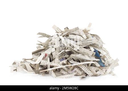 Zeitungen zerfetzt. Stapel. Isoliert auf weißem Hintergrund. Stockfoto