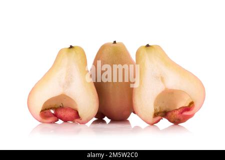 Rosenäpfel isoliert auf weißem Hintergrund. Stockfoto