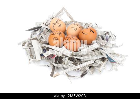 Eiergesicht in Zeitungen recyceln. Stockfoto