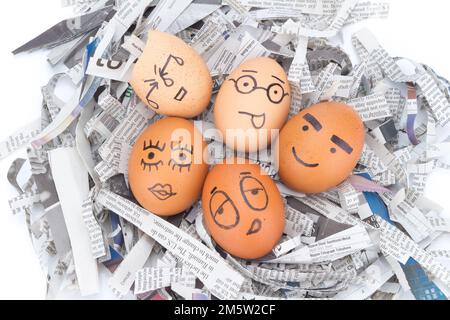 Eiergesicht in Zeitungen recyceln. Stockfoto