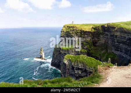 Friedliche Meeresküste mit den Cliffs of Moher im County Clare, Irland Stockfoto