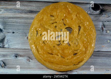 Ägyptischer Meshabek, ein abgerundeter Süßstoff aus frittiertem knusprigem Teig, der entweder in Honig oder Zuckersirup getränkt ist. Der Name wird in (verdreht) übersetzt. Stockfoto