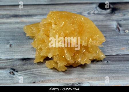 Ägyptischer Meshabek, ein abgerundeter Süßstoff aus frittiertem knusprigem Teig, der entweder in Honig oder Zuckersirup getränkt ist. Der Name wird in (verdreht) übersetzt. Stockfoto