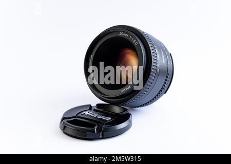 Nikon 50mm Nikkor F1,8D mm AF Objektiv mit Festbrennweite und isoliertem weißem Hintergrund. Dieses kompakte und schnelle F1,8-mm-Objektiv ist vielseitig und perfekt für Porträts. Stockfoto