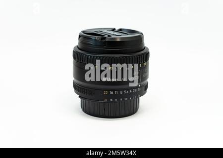 Nikon 50mm Nikkor F1,8D mm AF Objektiv mit Festbrennweite und isoliertem weißem Hintergrund. Dieses kompakte und schnelle F1,8-mm-Objektiv ist vielseitig und perfekt für Porträts. Stockfoto