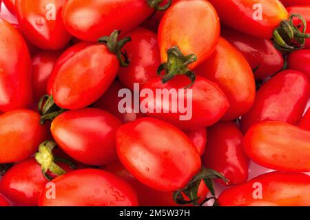 Kirschtomaten auf weißem Hintergrund. Stockfoto