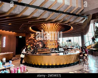 Starbucks Coffee Shop im Iconsiam ist ein exklusives Kaufhaus am Chao Phraya River in Bangkok. Stockfoto