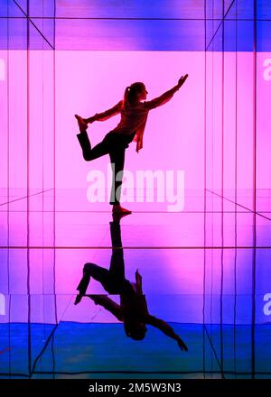 Modelle und Mitarbeiter posieren mit DER IN-SIGHT-Installation von Sony Design, London Design Festival, Großbritannien Stockfoto