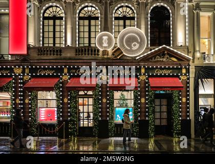 Der Cartier-Juwelierladen mit Weihnachtsdekor in der Bond Street, Mayfair, London, Abend mit Regenreflexionen Stockfoto