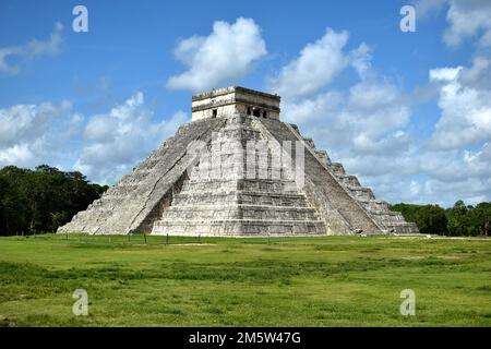 El Castillo Tempel, Pyramide von Kukulkan, Chichén Itzá, Yucatán, Mexiko Stockfoto