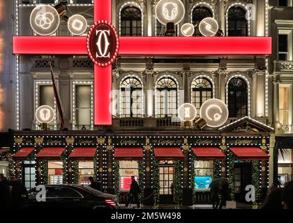 Der Cartier-Juwelierladen mit Weihnachtsdekor in der Bond Street, Mayfair, London, Abend mit Regenreflexionen Stockfoto