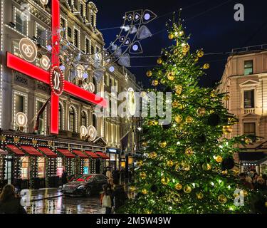 London, UK, 24. November 2022. Menschen in der Bond Street, Mayfair's berühmter Einkaufsstraße, und entlang Piccadilly stöbern Sie durch die Schaufenster und bewundern die vielen Colou Stockfoto