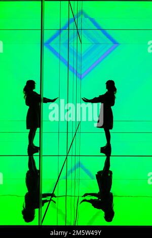 Modelle und Mitarbeiter posieren mit DER IN-SIGHT-Installation von Sony Design, London Design Festival, Großbritannien Stockfoto