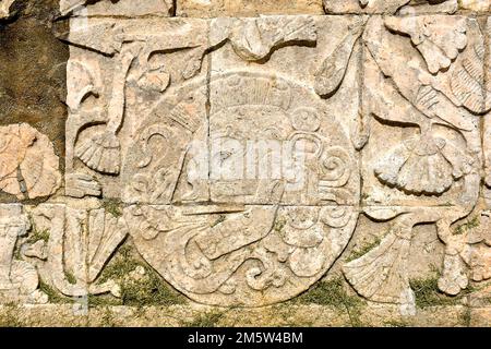 Nahaufnahme der Mauern in den Maya-Ruinen von Chichén Itzá, Mexiko Stockfoto