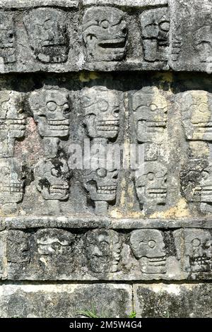 Nahaufnahme der Mauern in den Maya-Ruinen von Chichén Itzá, Mexiko Stockfoto