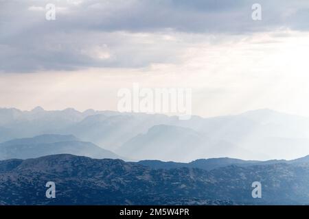 Idyllischer Blick vom Dachsteingletscher mit einer Silhouette aus Bergen im Hintergrund, Österreich Stockfoto